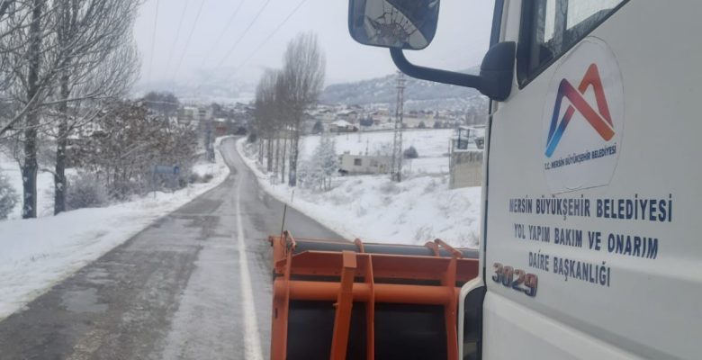 MERSİN BÜYÜKŞEHİR’İN KAR NÖBETİ SÜRÜYOR  BÜYÜKŞEHİR, KARDA MAHSUR KALAN VATANDAŞLARIN İMDADINA YETİŞİYOR  BÜYÜKŞEHİR’İN KARLA MÜCADELE EKİPLERİ YOLLARI AÇIK TUTMAYA DEVAM EDİYOR