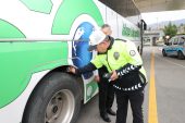 TRAFİK EKİPLERİMİZ ŞEHİRLERARASI SEYAHATTE EMNİYET KEMERİNİN ÖNEMİNE DİKKAT ÇEKTİ