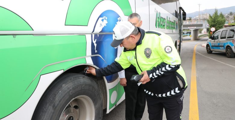 TRAFİK EKİPLERİMİZ ŞEHİRLERARASI SEYAHATTE EMNİYET KEMERİNİN ÖNEMİNE DİKKAT ÇEKTİ