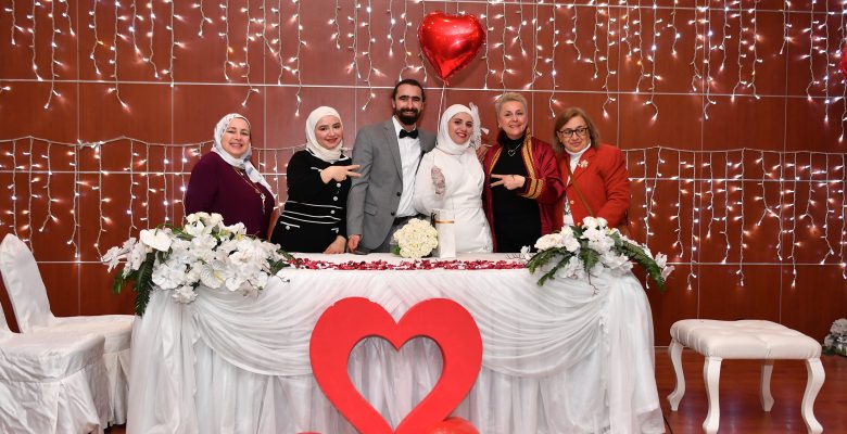 BÜYÜKŞEHİR, VATANDAŞLARI SEVGİLİLER GÜNÜN’NDE DE YALNIZ BIRAKMADI  BİR ÖMÜR BOYU MUTLULUĞA 14 ŞUBAT’TA ‘EVET’ DEDİLER  14 ŞUBAT’TA ÇİFTLERİN ÇİFTE MUTLULUĞU  BÜYÜKŞEHİR, SEVGİLİLER GÜNÜ’NDE YAŞ ALMIŞLARIN YÜZÜNÜ GÜLDÜRDÜ  BÜYÜKŞEHİR, DAĞITTIĞI ÇİÇEKLERLE VATANDAŞI MUTLU ETTİ