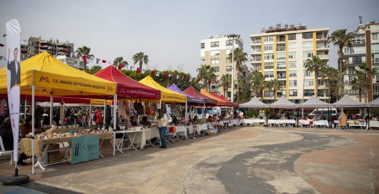 BÜYÜKŞEHİR’İN ÜRETİCİ KADINLARI 14 ŞUBAT İÇİN BULUŞTU  MERSİN BÜYÜKŞEHİR’İN KADIN STANTLARI SEVGİLİLER GÜNÜ’NE ÖZEL KURULDU  14 ŞUBAT İÇİN HERKESE HİTAP EDEN HEDİYELER BU ALANDA