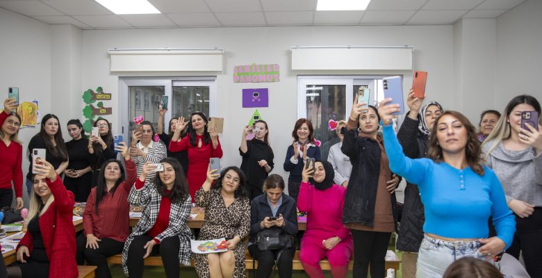 HALKKENT ÇOCUK GELİŞİM MERKEZİ’NDE SEVGİ DOLU ETKİNLİK  ÇOCUKLARDAN SEVGİ GÜNÜ’NDE AİLELERE BÜYÜK SÜRPRİZ  ANNE VE ÇOCUKLAR SEVGİ GÜNÜ’NÜ SICAK PAYLAŞIMLARLA KUTLADI