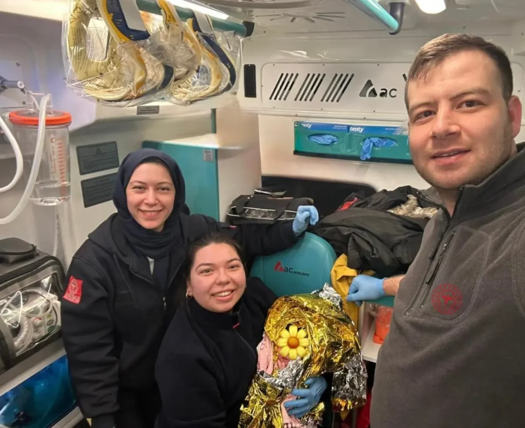 112 ekibi ambulansta doğum yaptırdı