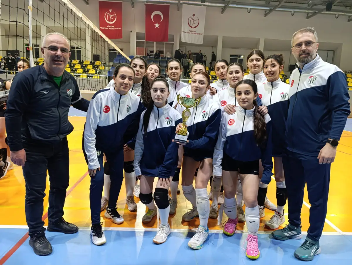 Artvin’de Genç Kızlar Voleybol Şampiyonu Artvinspor