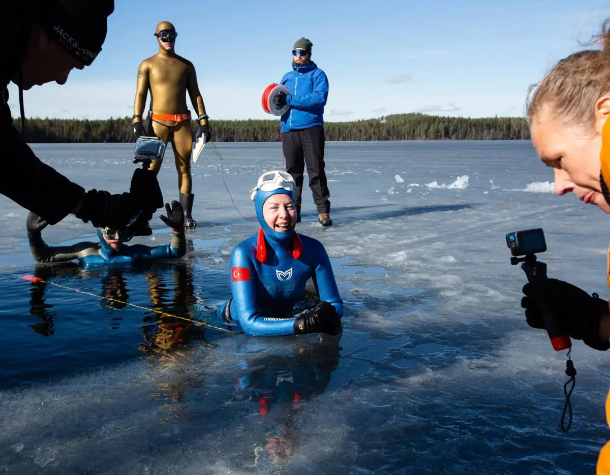 Buzun altında tek nefesle 141 metre yüzdü