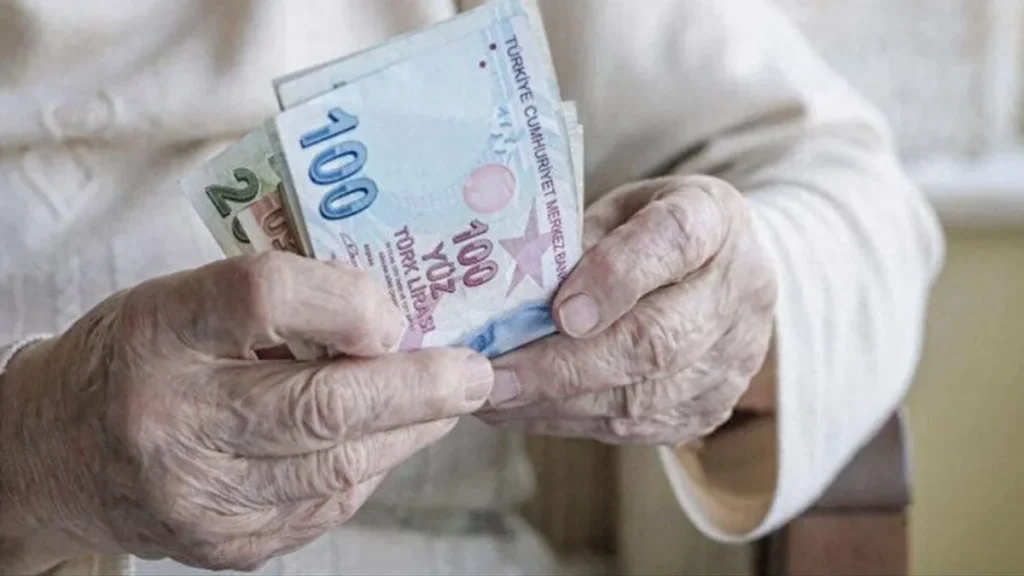 Emeklilerin bayram ikramiyesi ve maaş ödemeleri başladı