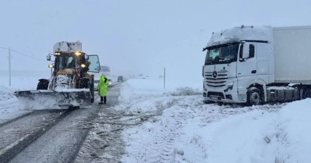 Kar ve tipi ulaşımı kilitledi: Çok sayıda yol kapalı