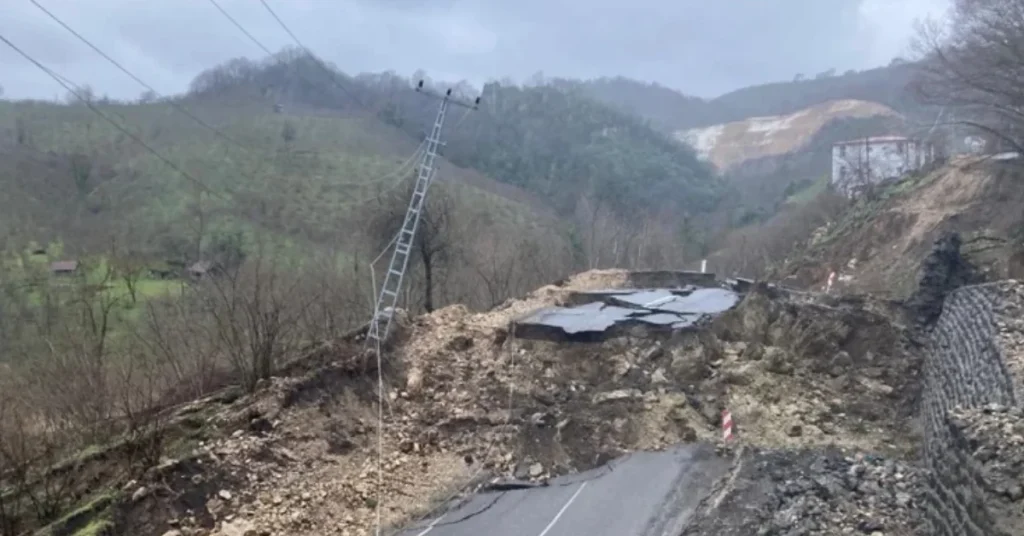 Ordu-Tokat yolunda heyelan: 300 metrelik bölüm çöktü