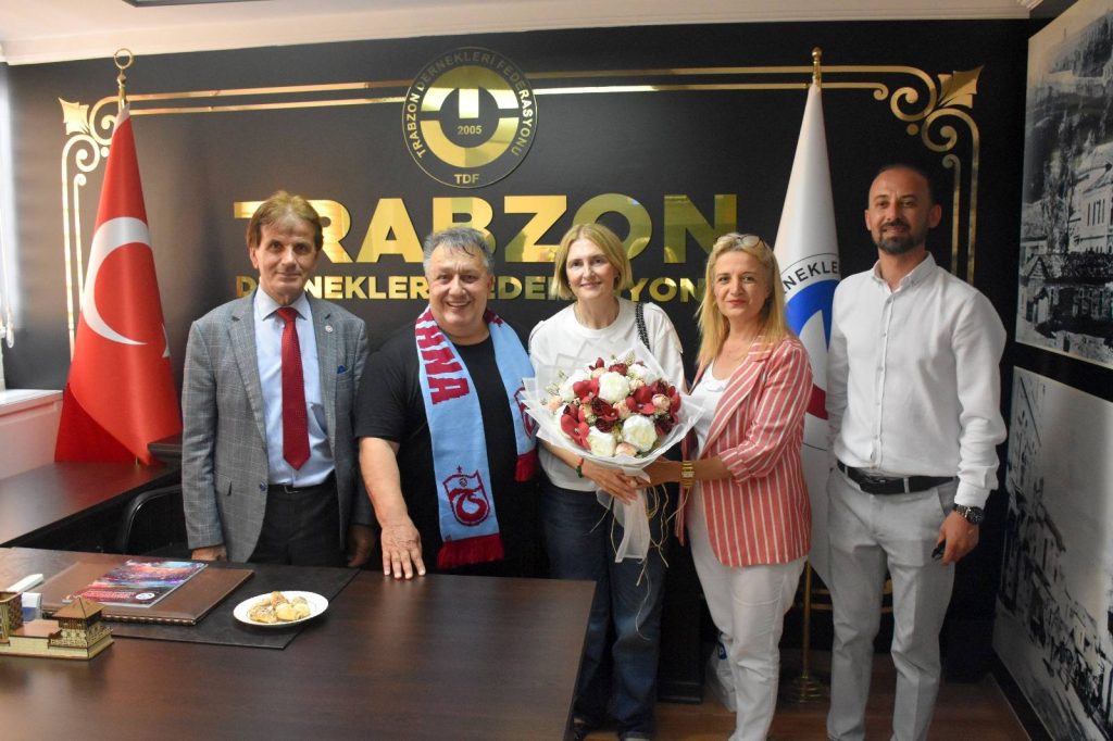Sanatçı Türüt TDF Trabzon Şubesini ziyaret etti