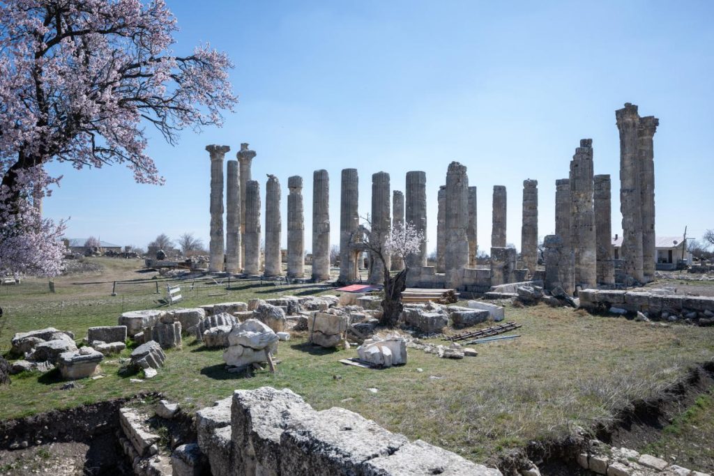 Uzuncaburç Antik Kenti'nde 1600 Yıllık Terazi takımı ve ağırlıklar gün yüzüne çıkarıldı