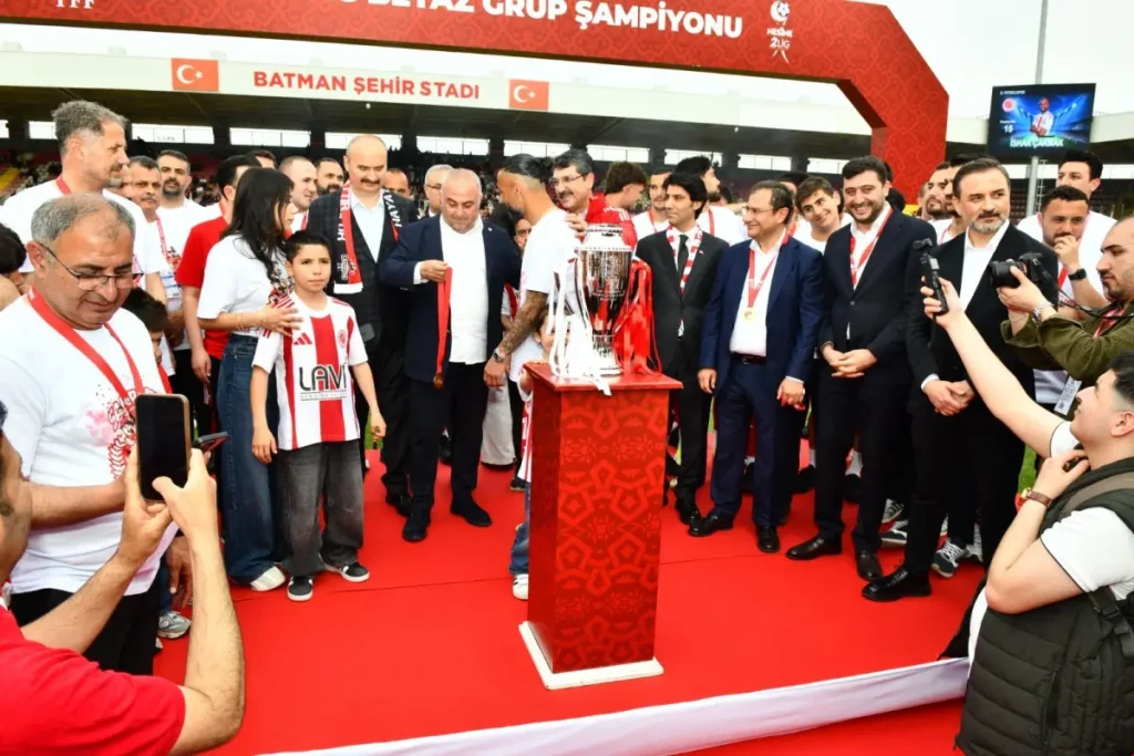 1. Lig'e Yükselen Batman Petrol Spor A.Ş., Kupasını Aldı