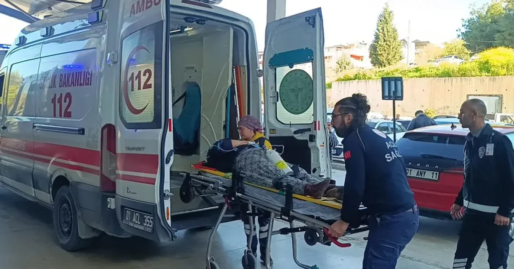 Adana’da işçi servisi devrildi: 17 kişi yaralandı