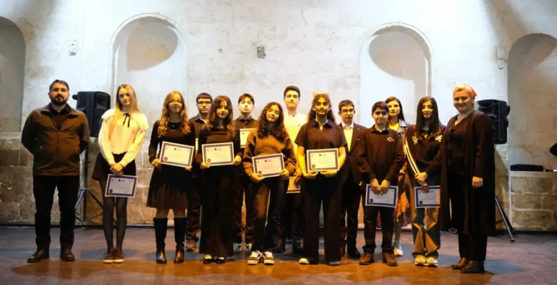 Minik ve genç piyanistler sahnede göz doldurdu