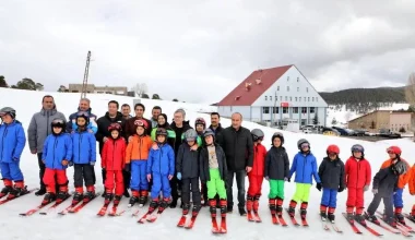 Vali Ziya Polat, “Karın yıldızları Sarıkamış’ta” projesi kapsamında öğrencilerle buluştu