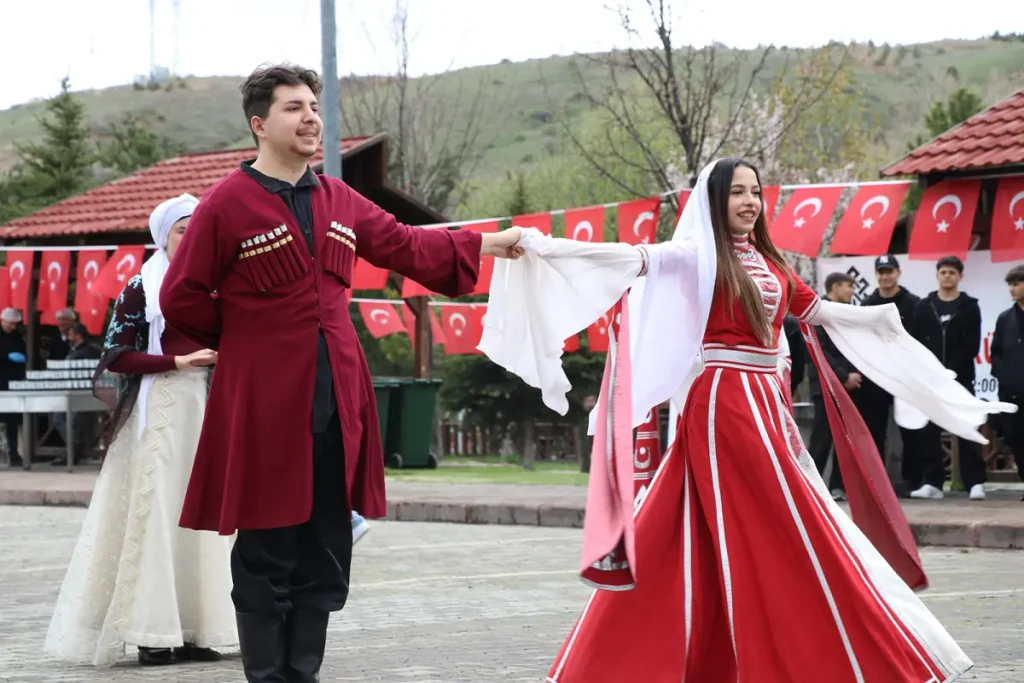 Geleneksel yarışmalar renkli görüntüler oluşturdu