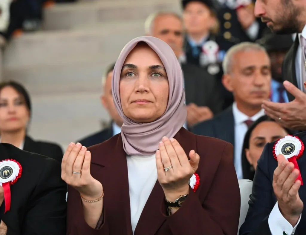 Bakan Yardımcısı Yiğitbaşı genç polisleri tebrik etti: "Allah ayaklarına taş değdirmesin"