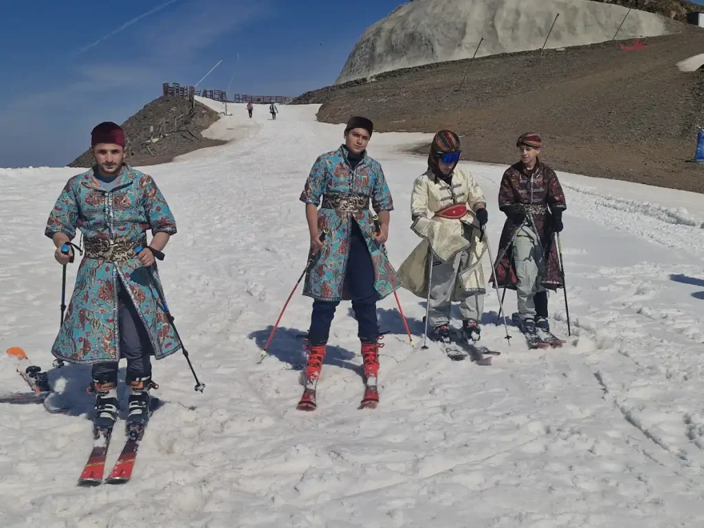 Deniz sezonu açıldı, Erzurum Palandöken'de kayak yarışı başladı