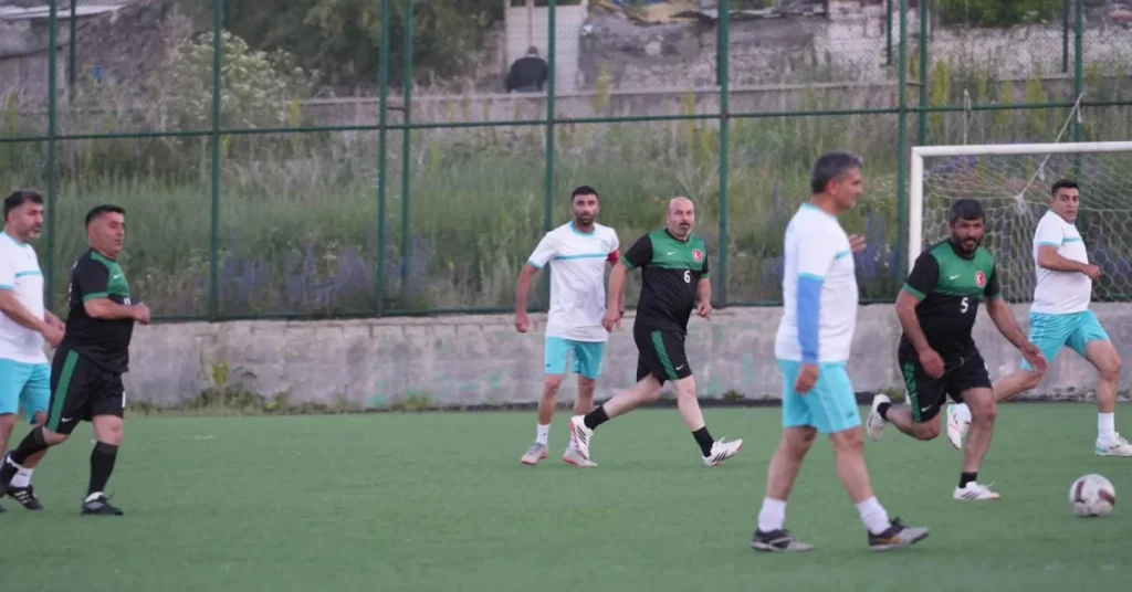 40 yaş üstü futbolcular yeşil sahalara döndü