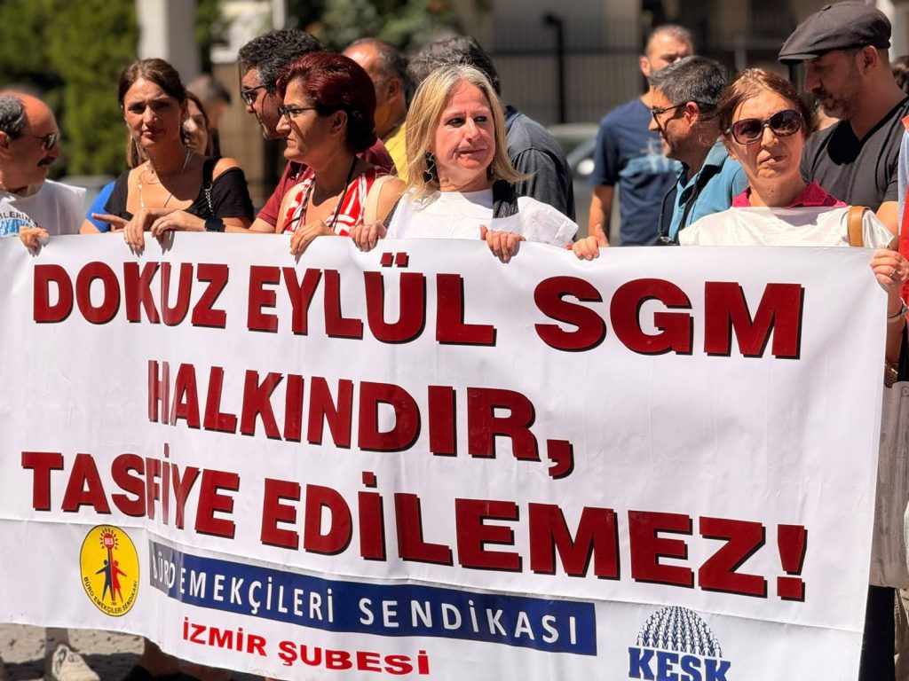 Büro-İş Sendikası İzmir Şubesi tarafından düzenlenen eylemde, Dokuz Eylül SGM