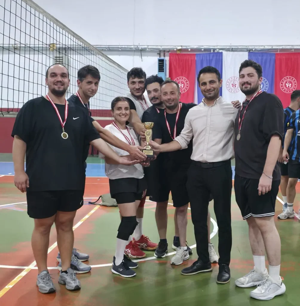 Tirebolu’da Çimen Dede Voleybol Turnuvası Sona Erdi