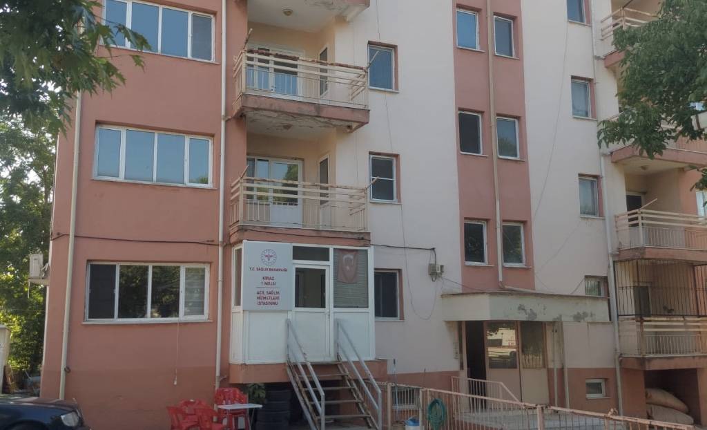 Kiraz Devlet Hastanesi bahçesinde bulunan lojman binası, depreme dayanıksız olduğu