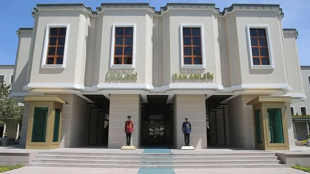 Girne açıklarında arama kurtarma çalışmaları sürüyor
